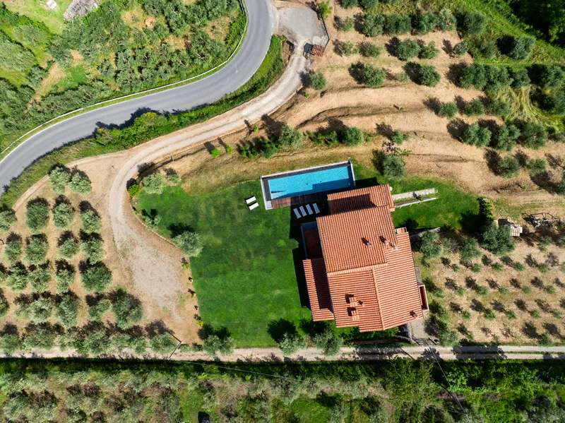 fotografia drone casa con piscina